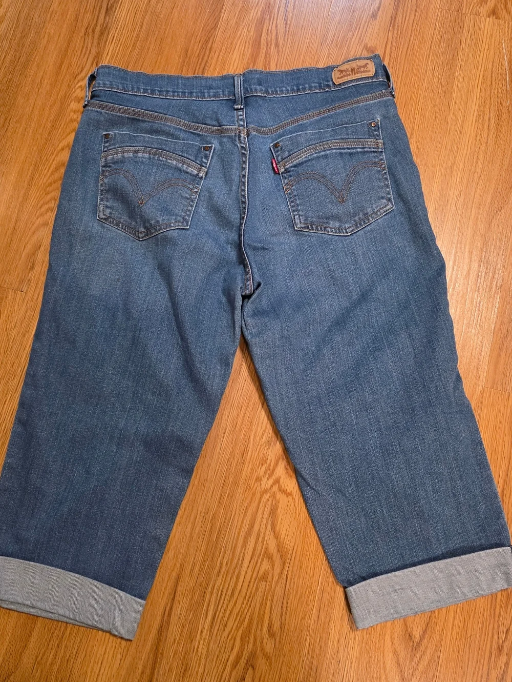 Levi's Capris Denim Jeans Women's Blue Cuffed Logo Size 6 - Picture 2 of 12
